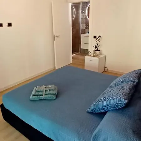 Reina לינה וארוחת בוקר